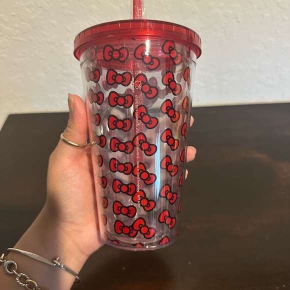 New Hello Kitty Plastic Tumbler With Straw Cup - Picture 3 of 4